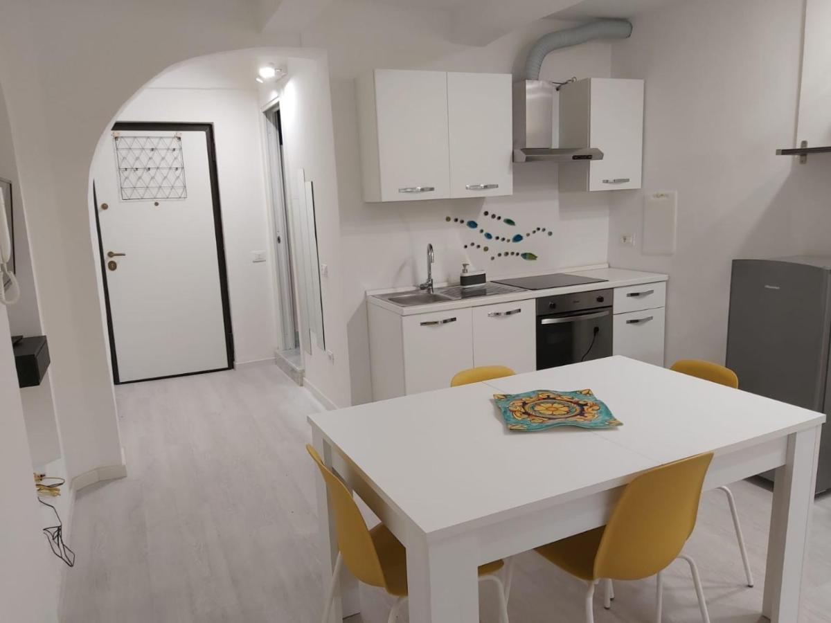 Holiday House Fieravecchia Salerno Exteriör bild